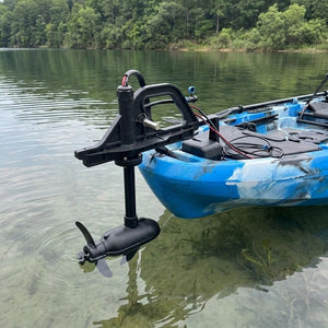 Trolling motor mounted on a kayak on the water
